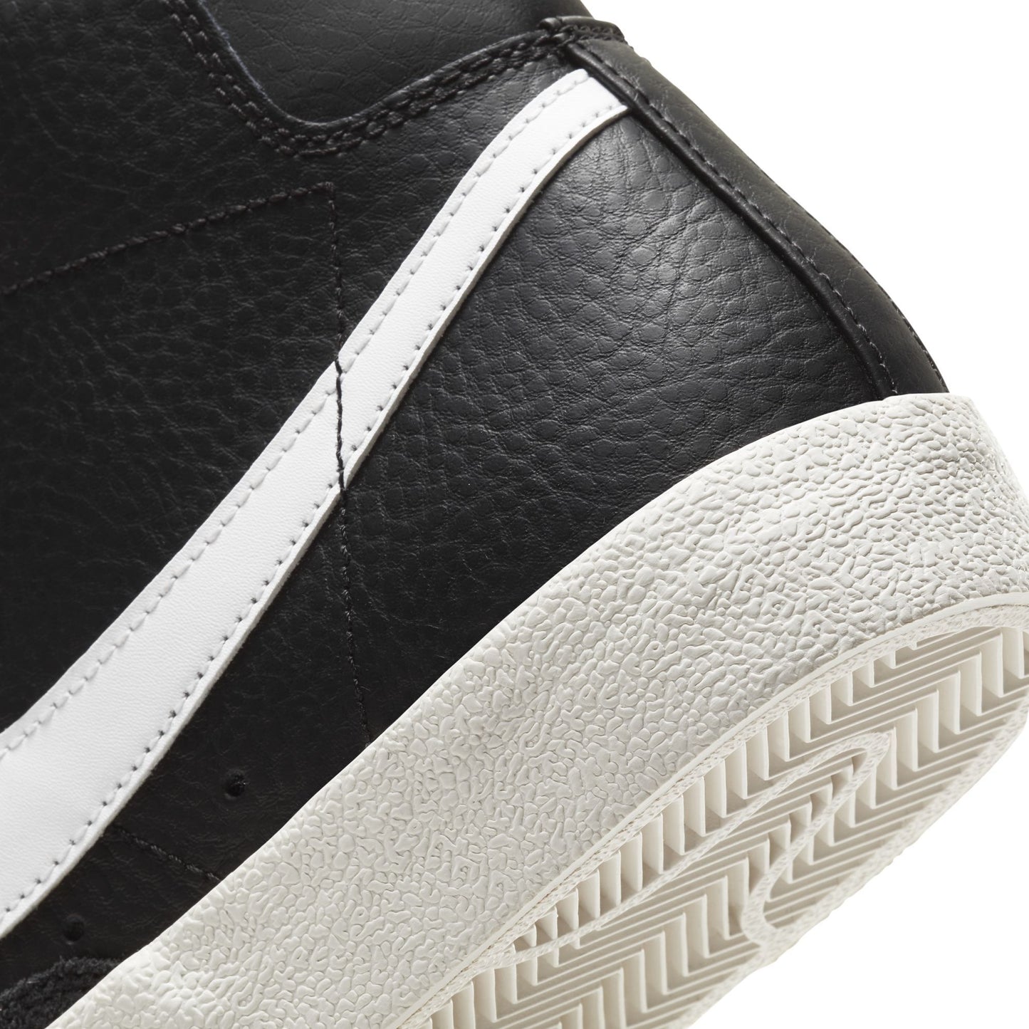 Nike Men Blazer Mid '77 VNTG Black / White-Sail BQ6806-002